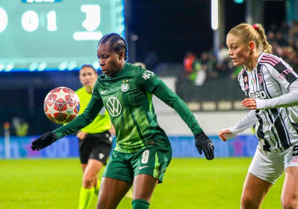 Deutschland: Fussball UEFA Women™s Champions League 2025 2026, Playoffs VfL Wolfsburg vs Juventus AOK Stadion (Wolfsburg) Lineth Beerensteyn (VfL Wolfsburg Frauen, 9) Mathilde Harviken (Juventus, 5) Wolfsburg Copyright: xAymanxAlahmedx