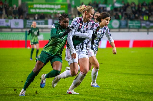 Deutschland: Fussball UEFA Women™s Champions League 2025 2026, Playoffs VfL Wolfsburg vs Juventus AOK Stadion (Wolfsburg) Lineth Beerensteyn (VfL Wolfsburg Frauen, 9) Mathilde Harviken (Juventus, 5) Wolfsburg Copyright: xAymanxAlahmedx