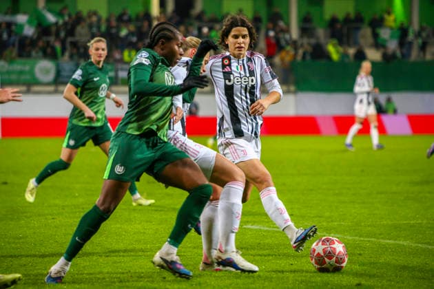 Deutschland: Fussball UEFA Women™s Champions League 2025 2026, Playoffs VfL Wolfsburg vs Juventus AOK Stadion (Wolfsburg) Lineth Beerensteyn (VfL Wolfsburg Frauen, 9) Mathilde Harviken (Juventus, 5) Wolfsburg Copyright: xAymanxAlahmedx