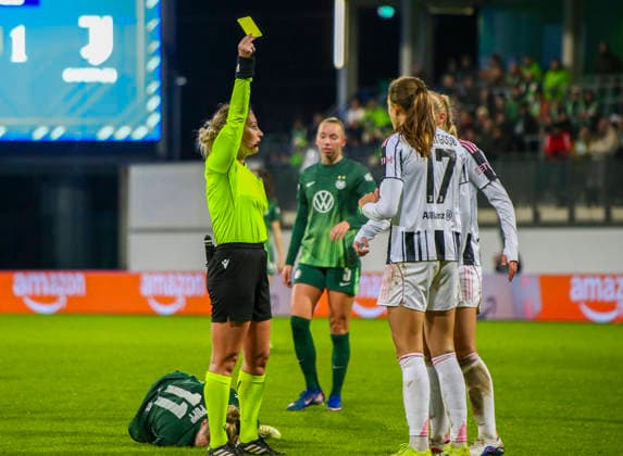 Deutschland: Fussball UEFA Women™s Champions League 2025 2026, Playoffs VfL Wolfsburg vs Juventus AOK Stadion (Wolfsburg) Alexandra Popp (VfL Wolfsburg Frauen, 11) Gelbe Karte für Spieler Emma Godo Emma Godo (Juventus, 17) Wolfsburg Copyright: xAymanxAlahmedx
