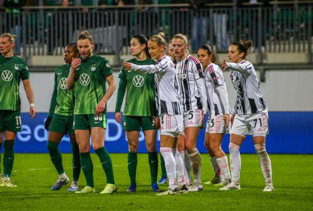 Deutschland: Fussball UEFA Women™s Champions League 2025 2026, Playoffs VfL Wolfsburg vs Juventus AOK Stadion (Wolfsburg) Martina Lenzini (Juventus, 71) Estela (Juventus, 3) Mathilde Harviken (Juventus, 5) Amalie Vangsgaard (Juventus, 14) Sarai Linder (VfL Wolfsburg Frauen, 39) Caitlin Dijkstra (VfL Wolfsburg Frauen, 3) Wolfsburg Copyright: xAymanxAlahmedx