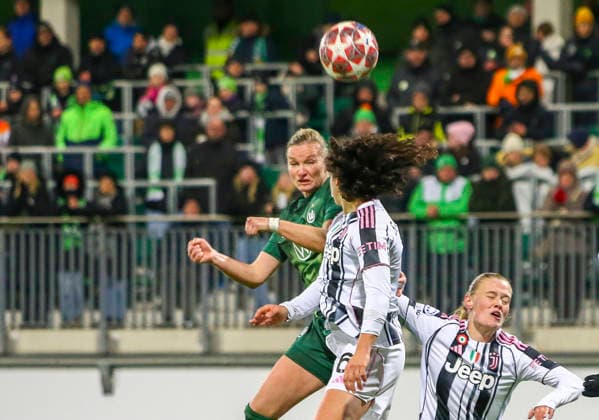 Deutschland: Fussball UEFA Women™s Champions League 2025 2026, Playoffs VfL Wolfsburg vs Juventus AOK Stadion (Wolfsburg) Alexandra Popp (VfL Wolfsburg Frauen, 11) Eva Schatzer (Juventus, 6) Wolfsburg Copyright: xAymanxAlahmedx