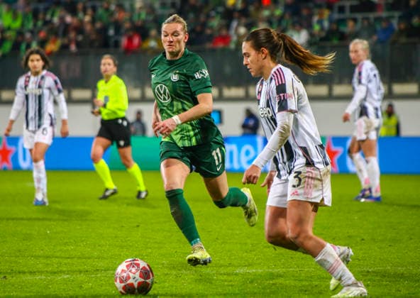 Deutschland: Fussball UEFA Women™s Champions League 2025 2026, Playoffs VfL Wolfsburg vs Juventus AOK Stadion (Wolfsburg) Estela (Juventus, 3) Alexandra Popp (VfL Wolfsburg Frauen, 11) Wolfsburg Copyright: xAymanxAlahmedx