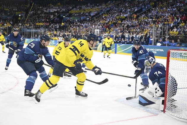 MILANO, ITALIEN 20260213 Sveriges Joel Eriksson Ek (14) mot Finlands malvakt Juuse Saros, Finlands Esa Lindell (23) och Finlands Miro Heiskanen (41) under ishockeymatchen i grupp B mellan Sverige och Finland i Santagiulia Arena under OS i Milano. *** Bilden ingar i SPORTPAKET. För övriga BETALBILD *** MILANO ITALIEN x10070x *** MILANO, ITALY 20260213 Swedens Joel Eriksson Ek 14 against Finlands goalkeeper Juuse Saros, Finlands Esa Lindell 23 and Finlands Miro Heiskanen 41 during the Group B ice hockey match between Sweden and Finland at the Santagiulia Arena during the Milan Olympics Picture in SPORTPAKET For others PAYPICTURE MILANO ITALY x10070x  Copyright: xJessicaxGow TTx OS 2026 ISHOCKEY FINLAND-SVERIGE