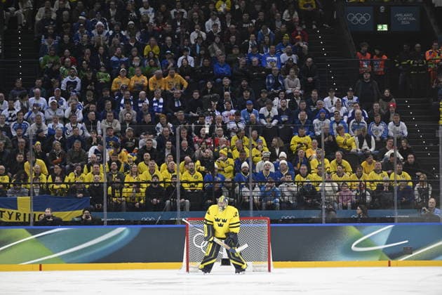 MILAN, ITALY 20260213 Sweden s goalie Filip Gustavsson and the crowd, fans, supporters during the Ice hockey, Eishockey match in Group B between Sweden and Finland at Santagiulia Arena during the Olympic Games, Olympische Spiele, Olympia, OS in Milan. *** The image is included in the SPORTS PACKAGE. For others PAID IMAGE *** MILANO ITALY x10070x *** MILAN, ITALY 20260213 Sweden s goalie Filip Gustavsson and the crowd, fans, supporters during the ice hockey match in Group B between Sweden and Finland at Santagiulia Arena during the Olympic Games in Milan The image is included in the SPORTS PACKAGE For others PAID IMAGE MILANO ITALY x10070x  Copyright: xJessicaxGow TTx OS 2026 ICE HOCKEY FINLAND-SWEDER