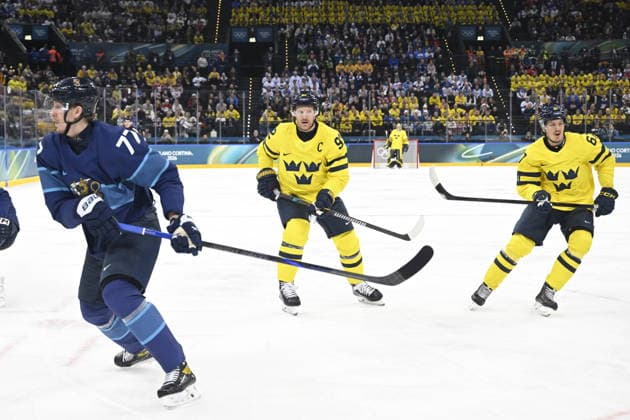 MILANO, ITALIEN 20260213 Sveriges Gabriel Landeskog Erik och Rickard Rakell Nyberg samt till vänster Finlands Niko Mikkola under ishockeymatchen i grupp B mellan Sverige och Finland i Santagiulia Arena under OS i Milano. *** Bilden ingar i SPORTPAKET. För övriga BETALBILD *** MILANO ITALIEN x10070x *** MILANO, ITALY 20260213 Swedens Gabriel Landeskog Erik and Rickard Rakell Nyberg and to the left Finlands Niko Mikkola during the ice hockey match in Group B between Sweden and Finland in Santagiulia Arena during the Milan Olympics Picture in SPORTPAKET For others PAYPICTURE MILANO ITALY x10070x  Copyright: xJessicaxGow TTx OS 2026 ISHOCKEY FINLAND-SVERIGE