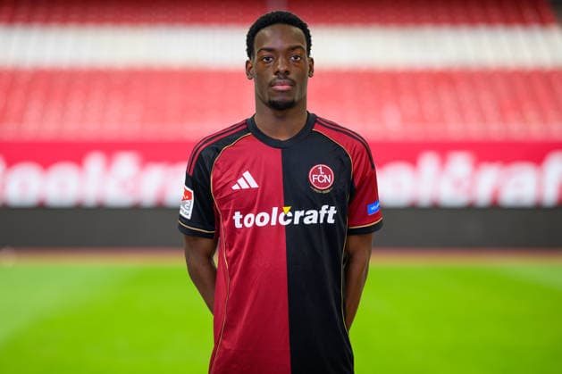 11.02.2026 - 1. FC Nürnberg FCN ( Club ) - 2. Fussball Bundesliga BL - Saison 2025 2026 - Fotomontage aus Portrait und Stadionhintergrund - Fototermin Porträttermin Vorstellung Präsentation Pressetermin - - Einzelbild Einzelfoto Portrait Porträt Kopfbild - Rabby Nzingoula (22, 1. FC Nürnberg FCN )