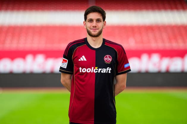 11.02.2026 - 1. FC Nürnberg FCN ( Club ) - 2. Fussball Bundesliga BL - Saison 2025 2026 - Fotomontage aus Portrait und Stadionhintergrund - Fototermin Porträttermin Vorstellung Präsentation Pressetermin - - Einzelbild Einzelfoto Portrait Porträt Kopfbild - Styopa Mkrtchyan (44, 1. FC Nürnberg FCN )