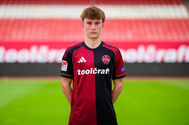 11.02.2026 - 1. FC Nürnberg FCN ( Club ) - 2. Fussball Bundesliga BL - Saison 2025 2026 - Fotomontage aus Portrait und Stadionhintergrund - Fototermin Porträttermin Vorstellung Präsentation Pressetermin - - Einzelbild Einzelfoto Portrait Porträt Kopfbild - Marko Soldic (16, 1. FC Nürnberg FCN )