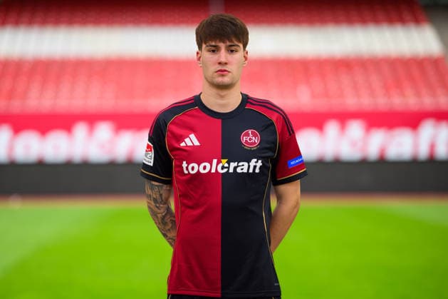 11.02.2026 - 1. FC Nürnberg FCN ( Club ) - 2. Fussball Bundesliga BL - Saison 2025 2026 - Fotomontage aus Portrait und Stadionhintergrund - Fototermin Porträttermin Vorstellung Präsentation Pressetermin - - Einzelbild Einzelfoto Portrait Porträt Kopfbild - Javier Fernandez (20, 1. FC Nürnberg FCN )