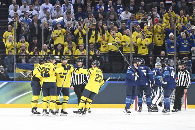 MILANO, ITALIEN 20260213 Sveriges Rasmus Dahlin (26) jublar med lagkamraterna efter att ha reducerat till 2-1 under ishockeymatchen i grupp B mellan Sverige och Finland i Santagiulia Arena under OS i Milano. *** Bilden ingar i SPORTPAKET. För övriga BETALBILD *** MILANO ITALIEN x10070x *** MILANO, ITALY 20260213 Swedens Rasmus Dahlin 26 cheers with teammates after scoring a goal to reduce the score to 2-1 during the Group B ice hockey match between Sweden and Finland at the Santagiulia Arena during the Milan Olympics Picture in SPORT PACKAGE For others PAY PICTURE MILANO ITALY x10070x  Copyright: xJessicaxGow TTx OS 2026 ISHOCKEY FINLAND-SVERIGE