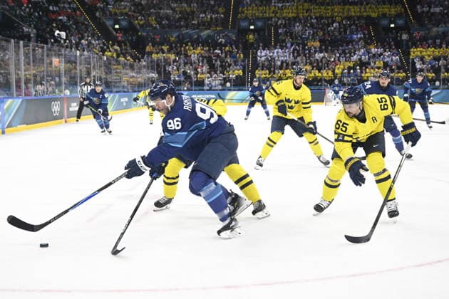 MILANO, ITALIEN 20260213 Finlands Mikko Rantanen (96) jagas av Sveriges Erik Karlsson (65) under ishockeymatchen i grupp B mellan Sverige och Finland i Santagiulia Arena under OS i Milano. *** Bilden ingar i SPORTPAKET. För övriga BETALBILD *** MILANO ITALIEN x10070x *** MILANO, ITALY 20260213 Finlands Mikko Rantanen 96 is chased by Swedens Erik Karlsson 65 during the Group B ice hockey match between Sweden and Finland at the Santagiulia Arena during the Milan Olympics Picture in SPORT PACKAGE For others PAY PICTURE MILANO ITALY x10070x  Copyright: xJessicaxGow TTx OS 2026 ISHOCKEY FINLAND-SVERIGE