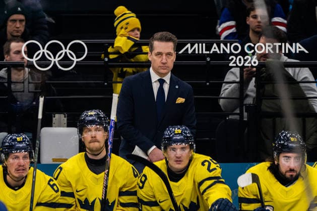 260213 Head coach Sam Hallam of Sweden in the men s Ice hockey, Eishockey game between Finland and Sweden during day 7 of the 2026 Winter Olympics on February 13, 2026 in Milan. Photo: Carl Sandin BILDBYRAN kod CS EW0633 ishockey ice hockey Olympic Games, Olympische Spiele, Olympia, OS olympics winter olympics os ol olympiska spel vinter-os olympiske leker milano cortina 2026 milan cortina 2026 milano cortina 2026 olympic games milano cortina 2026 winter olympic games milano cortina-os milano cortina-ol vinter-ol 7 bbeng sverige sweden finland *** 260213 Head coach Sam Hallam of Sweden in the men s ice hockey game between Finland and Sweden during day 7 of the 2026 Winter Olympics on February 13, 2026 in Milan Photo Carl Sandin BILDBYRAN kod CS EW0633 ishockey ice hockey olympic games olympics winter olympics os ol olympiska spel vinter os olympiske leker milano cortina 2026 milan cortina 2026 milano cortina 2026 olympic games milano cortina 2026 winter olympic games milano cortina os milano cortina ol vinter ol 7 bbeng sverige sweden finland  Copyright: CARLxSANDIN BB260213CS089