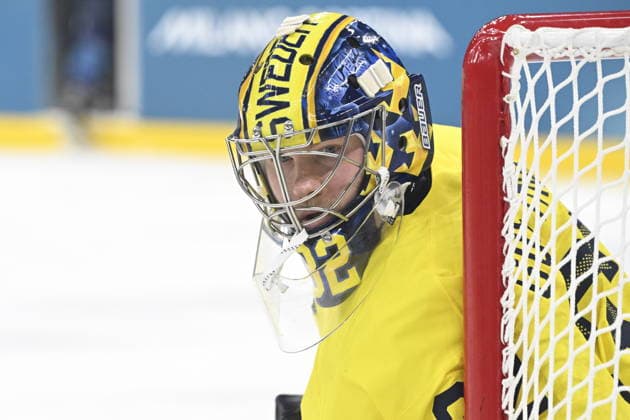 MILAN, ITALY 20260213 Sweden s goalie Filip Gustavsson during the Ice hockey, Eishockey match in Group B between Sweden and Finland at Santagiulia Arena during the Olympic Games, Olympische Spiele, Olympia, OS in Milan. *** The image is included in the SPORTS PACKAGE. For others PAID IMAGE *** MILANO ITALY x10070x *** MILAN, ITALY 20260213 Sweden s goalie Filip Gustavsson during the ice hockey match in Group B between Sweden and Finland at Santagiulia Arena during the Olympic Games in Milan The image is included in the SPORTS PACKAGE For others PAID IMAGE MILANO ITALY x10070x  Copyright: xJessicaxGow TTx OS 2026 ICE HOCKEY FINLAND-SWEDER