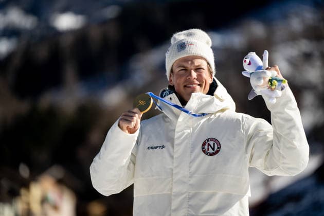 KLAEBO Johannes Hoesflot (Norwegen) jubelt auf dem Podium bei der Siegerehrung ueber den Sieg und die Gold Medaille, ITA, Olympische Spiele Milano Cortina 2026, Olympia, Langlauf 10 km Freistil, Individual Start Herren, 13.02.2026 ITA, Olympische Spiele Milano Cortina 2026, Olympia, Langlauf 10 km Freistil, Individual Start Herren, 13.02.2026 Tesero *** KLAEBO Johannes Hoesflot Norway celebrates victory and the gold medal on the podium at the award ceremony, ITA, Olympic Games Milano Cortina 2026, Olympics, cross-country skiing 10 km freestyle, individual start men, 13 02 2026 ITA, Olympic Games Milano Cortina 2026, Olympics, cross-country skiing 10 km freestyle, individual start men, 13 02 2026 Tesero Copyright: xEibner-Pressefoto Memmlerx EP_MMR