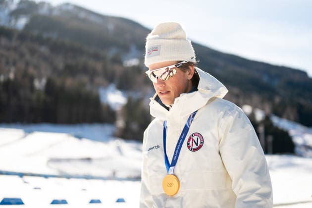 KLAEBO Johannes Hoesflot (Norwegen) jubelt nach der Siegerehrung ueber den Sieg und die Gold Medaille, ITA, Olympische Spiele Milano Cortina 2026, Olympia, Langlauf 10 km Freistil, Individual Start Herren, 13.02.2026 ITA, Olympische Spiele Milano Cortina 2026, Olympia, Langlauf 10 km Freistil, Individual Start Herren, 13.02.2026 Tesero *** KLAEBO Johannes Hoesflot Norway celebrates victory and the gold medal after the award ceremony, ITA, Olympic Games Milano Cortina 2026, Olympia, Cross-country skiing 10 km freestyle, Individual start men, 13 02 2026 ITA, Olympic Games Milano Cortina 2026, Olympia, Cross-country skiing 10 km freestyle, Individual start men, 13 02 2026 Tesero Copyright: xEibner-Pressefoto Memmlerx EP_MMR