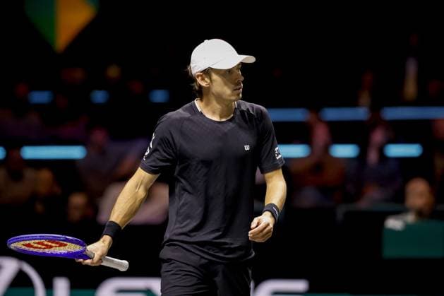ROTTERDAM - Alex De Minaur in action against Botic van de Zandschulp during the quarterfinals on the fifth day of the ABN AMRO tennis tournament at Ahoy Rotterdam. BAS CZERWINSKI ANP xVIxANPxSportx xxANPxIVx 550571906 originalFilename: 550571906.jpg
