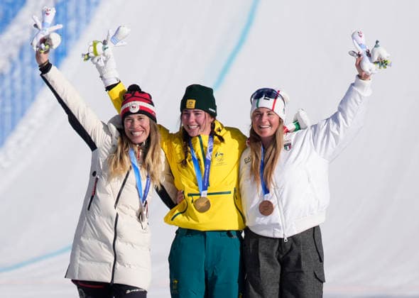 Gold medalist Josie Baff of Australia (C), silver medalist Eva Adamczykova of Czechia (L) and bronze medalist Michela Moioli of Italy pose with their medals on the podium after the Women s Snowboard Cross finals at the Milano Cortina 2026 Winter Olympic Games, Olympische Spiele, Olympia, OS in Livigno, Italy, on Friday, February 13, 2026.  OLY20260213801 BOBxSTRONG