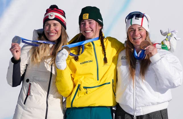 Gold medalist Josie Baff of Australia (C), silver medalist Eva Adamczykova of Czechia (L) and bronze medalist Michela Moioli of Italy pose with their medals on the podium after the Women s Snowboard Cross finals at the Milano Cortina 2026 Winter Olympic Games, Olympische Spiele, Olympia, OS in Livigno, Italy, on Friday, February 13, 2026.  OLY20260213802 BOBxSTRONG