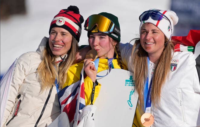 Gold medalist Josie Baff of Australia (C), silver medalist Eva Adamczykova of Czechia (L) and bronze medalist Michela Moioli of Italy pose with their medals on the podium after the Women s Snowboard Cross finals at the Milano Cortina 2026 Winter Olympic Games, Olympische Spiele, Olympia, OS in Livigno, Italy, on Friday, February 13, 2026.  OLY20260213804 BOBxSTRONG