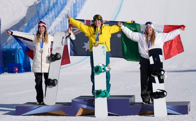 Gold medalist Josie Baff of Australia (C), silver medalist Eva Adamczykova of Czechia (L) and bronze medalist Michela Moioli of Italy pose with their medals on the podium after the Women s Snowboard Cross finals at the Milano Cortina 2026 Winter Olympic Games, Olympische Spiele, Olympia, OS in Livigno, Italy, on Friday, February 13, 2026.  OLY20260213803 BOBxSTRONG