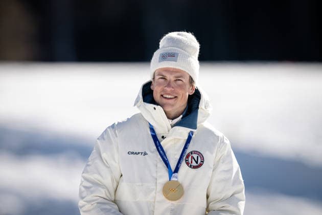 Johannes Hoesflot Klaebo (NOR) jubelt und präsentiert seine Goldmedaille im 10-km-Intervallstart Freistil der Männer im Skilanglauf bei den Olympischen Winterspielen Milano Cortina 2026 im Tesero Cross-Country Skiing Stadium, Tesero, Italien, am 13. Februar 2026. Johannes Hoesflot Klaebo of Norway celebrates and presents his gold medal in the Men s 10 km Interval Start Freestyle cross-country skiing event at the Olympic Winter games, Winterspiele,Spiele, Summer games Milano Cortina 2026 at the Tesero Cross-Country Skiing Stadium, Tesero, Italy, on February 13, 2026. *** Johannes Hoesflot Klaebo NOR celebrates and presents his gold medal in the Men s 10 km Interval Start Freestyle cross country skiing event at the Olympic Winter Games Milano Cortina 2026 at the Tesero Cross Country Skiing Stadium, Tesero, Italy, on February 13, 2026 Johannes Hoesflot Klaebo of Norway celebrates and presents his gold medal in the Men s 10 km Interval Start Freestyle cross country skiing event at the Olympic Winter Games Milano Cortina 2026 at the Tesero Cross Country Skiing Stadium, Tesero, Italy, on February 13, 2026 Copyright: HMBxMedia MarcxNiemeyer