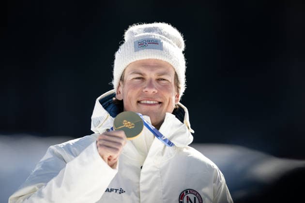 Johannes Hoesflot Klaebo (NOR) jubelt und präsentiert seine Goldmedaille im 10-km-Intervallstart Freistil der Männer im Skilanglauf bei den Olympischen Winterspielen Milano Cortina 2026 im Tesero Cross-Country Skiing Stadium, Tesero, Italien, am 13. Februar 2026. Johannes Hoesflot Klaebo of Norway celebrates and presents his gold medal in the Men s 10 km Interval Start Freestyle cross-country skiing event at the Olympic Winter games, Winterspiele,Spiele, Summer games Milano Cortina 2026 at the Tesero Cross-Country Skiing Stadium, Tesero, Italy, on February 13, 2026. *** Johannes Hoesflot Klaebo NOR celebrates and presents his gold medal in the Men s 10 km Interval Start Freestyle cross country skiing event at the Olympic Winter Games Milano Cortina 2026 at the Tesero Cross Country Skiing Stadium, Tesero, Italy, on February 13, 2026 Johannes Hoesflot Klaebo of Norway celebrates and presents his gold medal in the Men s 10 km Interval Start Freestyle cross country skiing event at the Olympic Winter Games Milano Cortina 2026 at the Tesero Cross Country Skiing Stadium, Tesero, Italy, on February 13, 2026 Copyright: HMBxMedia MarcxNiemeyer