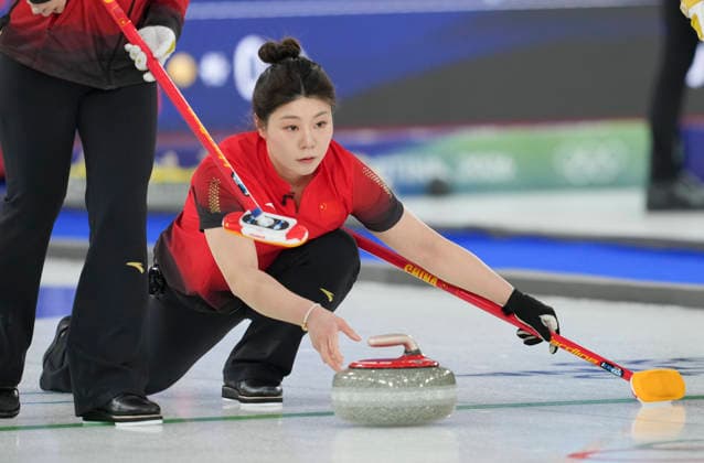 (260213) -- CORTINA D AMPEZZO, Feb. 13, 2026 -- Dong Ziqi of China competes during the curling women round robin session 3 match between China and Switzerland at the 2026 Milan-Cortina Winter Olympics in Cortina D Ampezzo, Italy, Feb. 13, 2026. ) (MICO2026)ITALY-CORTINA D AMPEZZO-OLYMPIC Winter games, Winterspiele,Spiele, Summer games CURLING-WOMEN-ROUND ROBIN-CHN VS SUI LixGang 