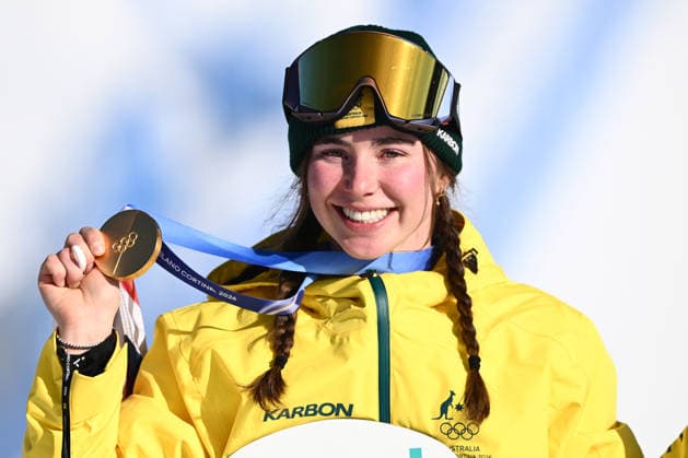 2026 WINTER Olympic Games, Olympische Spiele, Olympia, OS Josie Baff of Australia celebrates after being presented the Gold medal during the victory ceremony in the Women™s Snowboard Cross Final at the Livigno Snow Park on day 7 of the 2026 Milano Cortina Winter Olympic Games in Livigno, Italy, Wednesday, February 11, 2026. ( NO ARCHIVING, EDITORIAL USE ONLY LIVIGNO SONDRIO ITALY  Copyright: xDANxHIMBRECHTSx 20260214199383887100
