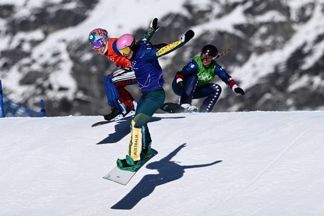 2026 WINTER Olympic Games, Olympische Spiele, Olympia, OS Josie Baff of Australia leads during the 1 8th final of the Women™s Snowboard Cross Final at the Livigno Snow Park on day 7 of the 2026 Milano Cortina Winter Olympic Games in Livigno, Italy, Wednesday, February 11, 2026. ( NO ARCHIVING, EDITORIAL USE ONLY LIVIGNO SONDRIO ITALY  Copyright: xDANxHIMBRECHTSx 20260214119061655456