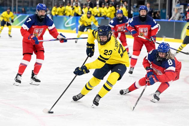 MILANO, ITALIEN 20260213 Sveriges Hilda Svensson och Tjeckiens Tereza Pistekova under fredagens kvartsfinal i damernas ishockey mellan Tjeckien och Sverige i Rho Ice hockey, Eishockey arena under OS i Milano. *** Bilden ingar i SPORTPAKET. För övriga BETALBILD *** MILANO ITALIEN x10070x *** MILANO, ITALY 20260213 Swedens Hilda Svensson and Czech Republics Tereza Pistekova during Fridays womens ice hockey quarterfinal between Czech Republic and Sweden in the Rho ice hockey arena during the Milan Olympics Picture in SPORT PACKAGE For others PAY PICTURE MILANO ITALY x10070x  Copyright: xJessicaxGow TTx OS 2026 ISHOCKEY TJECKIEN-SVERIGE