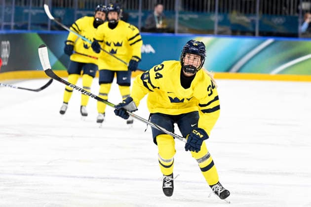MILANO, ITALIEN 20260213 Sveriges Sofie Lundin under fredagens kvartsfinal i damernas ishockey mellan Tjeckien och Sverige i Rho Ice hockey, Eishockey arena under OS i Milano. *** Bilden ingar i SPORTPAKET. För övriga BETALBILD *** MILANO ITALIEN x10070x *** MILANO, ITALY 20260213 Swedens Sofie Lundin during Fridays womens ice hockey quarterfinal between the Czech Republic and Sweden in the Rho ice hockey arena during the Milan Olympics Picture in SPORTPAKET For others PAYPICTURE MILANO ITALY x10070x  Copyright: xJessicaxGow TTx OS 2026 ISHOCKEY TJECKIEN-SVERIGE