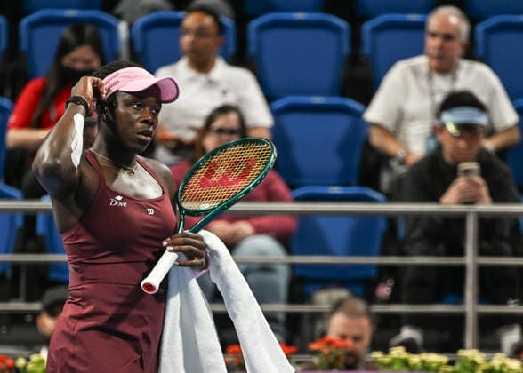 Qatar TotalEnergies Open 2026 - Day Six DOHA, QATAR FEBRUARY 13: Victoria Mboko of Canada competes against Jelena Ostapenko of Latvia in the semifinal on Day Six of the Qatar TotalEnergies Open, part of the Hologic WTA, Tennis Damen Tour, at the Khalifa International Tennis and Squash Complex on February 13, 2026 in Doha, Qatar. Doha Qatar  Copyright: xArturxWidakx originalFilename:widak-qatartot260213_npQez.jpg