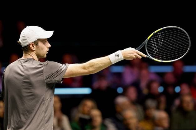ROTTERDAM - Botic van de Zandschulp in action against Alex De Minaur during the quarterfinals on the fifth day of the ABN AMRO tennis tournament in Ahoy Rotterdam. BAS CZERWINSKI ANP xVIxANPxSportx xxANPxIVx 550580987 originalFilename: 550580987.jpg