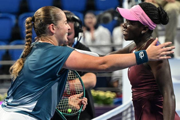 Qatar TotalEnergies Open 2026 - Day Five DOHA, QATAR FEBRUARY 13: Victoria Mboko (R) of Canada receives a hug from Jelena Ostapenko (L) of Latvia asfter winning the semifinal on Day Six of the Qatar TotalEnergies Open, part of the Hologic WTA, Tennis Damen Tour, at the Khalifa International Tennis and Squash Complex on February 13, 2026 in Doha, Qatar. Doha Qatar  Copyright: xArturxWidakx originalFilename:widak-qatartot260213_npsCo.jpg