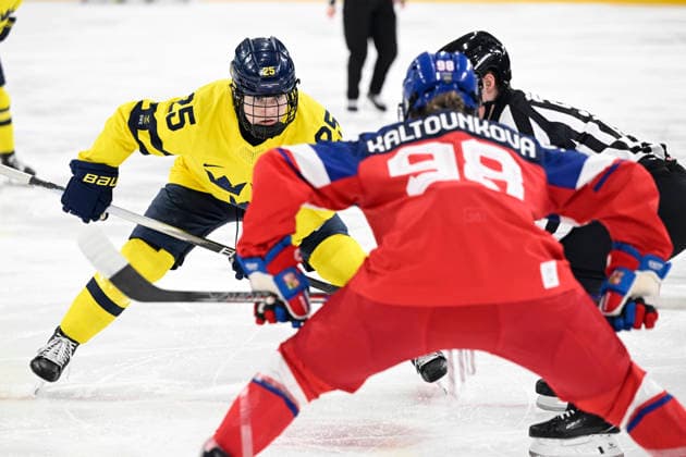 MILANO, ITALIEN 20260213 Sveriges Ebba Hedqvist i tekning med Tjeckiens Kristyna Kaltounkova under fredagens kvartsfinal i damernas ishockey mellan Tjeckien och Sverige i Rho Ice hockey, Eishockey arena under OS i Milano. *** Bilden ingar i SPORTPAKET. För övriga BETALBILD *** MILANO ITALIEN x10070x *** MILANO, ITALY 20260213 Swedens Ebba Hedqvist drawing with the Czech Republics Kristyna Kaltounkova during Fridays womens ice hockey quarterfinal between the Czech Republic and Sweden at the Rho ice hockey arena during the Milan Olympics Picture in SPORTPAKET For others PAYPICTURE MILANO ITALY x10070x  Copyright: xJessicaxGow TTx OS 2026 ISHOCKEY TJECKIEN-SVERIGE