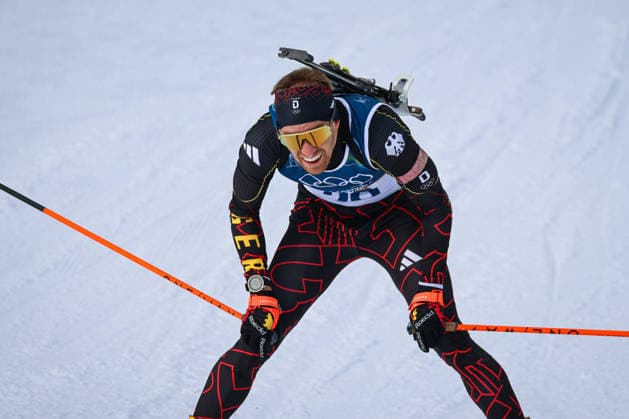 Antholz, Italien 13. Februar 2026: Biathlon Sprint Männer 10 km - Olympia 2026 Im Bild: David Zobel (GER) erschöpft im Zielbereich. Anterselva Biathlon Arena *** Antholz, Italy 13 February 2026 Biathlon Sprint Men 10 km Olympia 2026 In the picture David Zobel GER exhausted in the finish area Anterselva Biathlon Arena Copyright: xFotostandx xHettichx