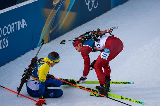 Antholz, Italien 13. Februar 2026: Biathlon Sprint Männer 10 km - Olympia 2026 Im Bild: v.li. Dmytro Pidruchnyi (UKR) und Joscha Burkhalter (SUI) im Zielbereich. Anterselva Biathlon Arena *** Antholz, Italy 13 February 2026 Biathlon Sprint Men 10 km Olympia 2026 In the picture from left Dmytro Pidruchnyi UKR and Joscha Burkhalter SUI in the finish area Anterselva Biathlon Arena Copyright: xFotostandx xHettichx