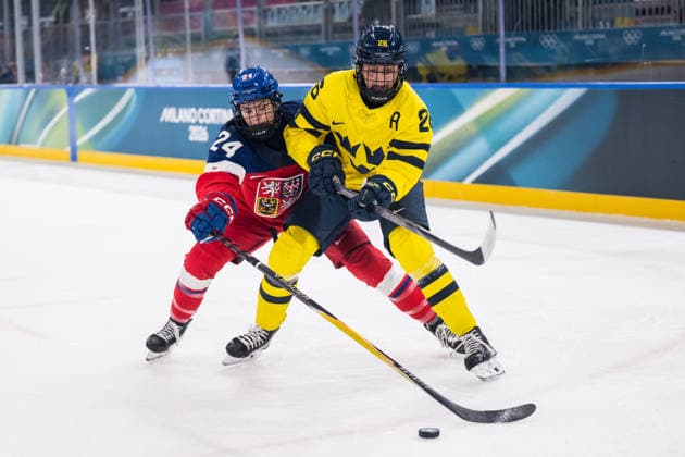 260213 Sara Cajanova of Czech Republic and Hanna Olsson of Sweden in the women s Ice hockey, Eishockey quarter final between Sweden and Czech Republic during day 7 of the 2026 Winter Olympics on February 13, 2026 in Milan. Photo: Emma Wallskog BILDBYRAN kod EW EW0632 ishockey ice hockey Olympic Games, Olympische Spiele, Olympia, OS olympics winter olympics os ol olympiska spel vinter-os olympiske leker milano cortina 2026 milan cortina 2026 milano cortina 2026 olympic games milano cortina 2026 winter olympic games milano cortina-os milano cortina-ol vinter-ol 7 bbeng sverige sweden dam tjeckien czech republic quarter final kvartsfinal *** 260213 Sara Cajanova of Czech Republic and Hanna Olsson of Sweden in the women s ice hockey quarter final between Sweden and Czech Republic during day 7 of the 2026 Winter Olympics on February 13, 2026 in Milan Photo Emma Wallskog BILDBYRAN kod EW EW0632 ishockey ice hockey olympic games olympics winter olympics os ol olympiska spel vinter os olympiske leker milano cortina 2026 milan cortina 2026 milano cortina 2026 olympic games milano cortina 2026 winter olympic games milano cortina os milano cortina ol vinter ol 7 bbeng sverige sweden dam tjeckien czech republic quarter final kvartsfinal  Copyright: EMMAxWALLSKOG BB260213EW122