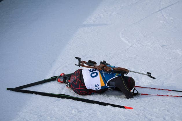 Antholz, Italien 13. Februar 2026: Biathlon Sprint Männer 10 km - Olympia 2026 Im Bild: Justus Strelow (GER) liegt erschöpft im Zielbereich. Anterselva Biathlon Arena *** Antholz, Italy 13 February 2026 Biathlon Sprint Men 10 km Olympia 2026 In the picture Justus Strelow GER lies exhausted in the finish area Anterselva Biathlon Arena Copyright: xFotostandx xHettichx