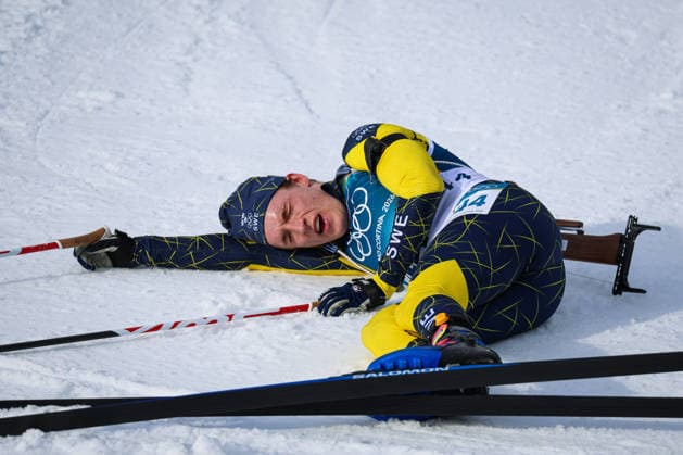 Antholz, Italien 13. Februar 2026: Biathlon Sprint Männer 10 km - Olympia 2026 Im Bild: Sebastian Samuelsson (SWE) liegt erschöpft im Zielbereich. Anterselva Biathlon Arena *** Antholz, Italy 13 February 2026 Biathlon Sprint Men 10 km Olympia 2026 In the picture Sebastian Samuelsson SWE lies exhausted in the finish area Anterselva Biathlon Arena Copyright: xFotostandx xHettichx