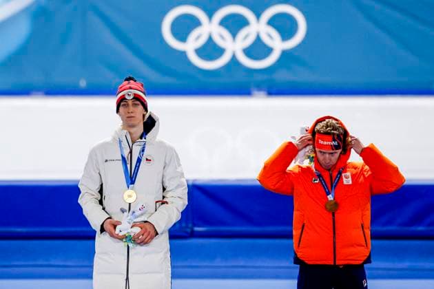 winner Metodej Jilek of Czechia and third Jorrit Bergsma of the Netherlands smiling during the medal ceremony after Men s 10000m, Milano Cortina 2026 Winter Olympics: Day 7, Speed skating, Eisschnelllauf - Milano Cortina 2026 Winter Olympics: Day 7, Milano Speed Skating Stadium, February 13, 2026, Milan, Italy.