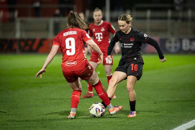 Frauen Fußball-Bundesliga; Bayer 04 Leverkusen - 1. FC Köln, 13.02.2026 Sofie Zdebel (Bayer 04 Leverkusen, 16) und Adriana Achcinska (1. FC Köln, 9) im Zweikampf; Bayer 04 Leverkusen - 1. FC Köln an Spieltag 18 der Google Pixel Frauen-Bundesliga am 13.02.2026 im Ulrich-Haberland-Stadion in Leverkusen (Nordrhein-Westfalen). DFL REGULATIONS PROHIBIT ANY USE OF PHOTOGRAPHS AS IMAGE SEQUENCES AND OR QUASI-VIDEO. Copyright: xBEAUTIFULxSPORTS AxelxKohringx