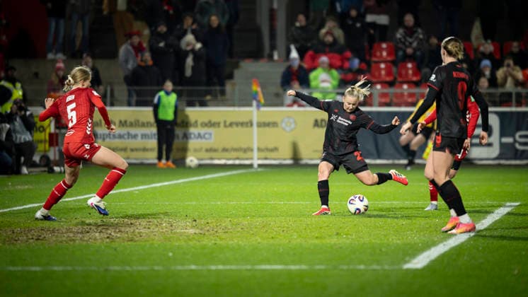 Frauen Fußball-Bundesliga; Bayer 04 Leverkusen - 1. FC Köln, 13.02.2026 Vanessa Fudalla (Bayer 04 Leverkusen, 21) trifft zum 1:0, Celina Degen (1. FC Köln, 5) kann nichts ausrichten; Bayer 04 Leverkusen - 1. FC Köln an Spieltag 18 der Google Pixel Frauen-Bundesliga am 13.02.2026 im Ulrich-Haberland-Stadion in Leverkusen (Nordrhein-Westfalen). DFL REGULATIONS PROHIBIT ANY USE OF PHOTOGRAPHS AS IMAGE SEQUENCES AND OR QUASI-VIDEO. Copyright: xBEAUTIFULxSPORTS AxelxKohringx