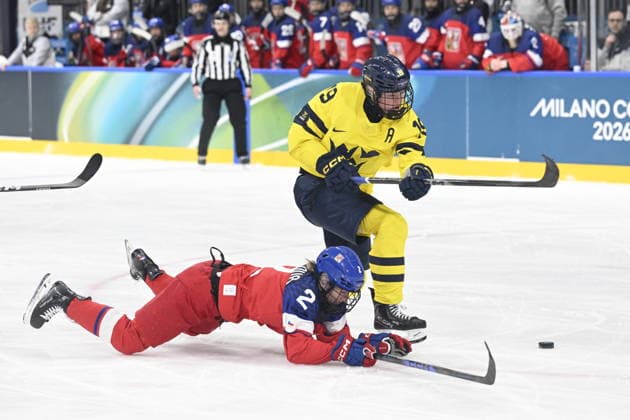 MILANO, ITALIEN 20260213 Sveriges Lisa Johansson (19) mot Tjeckiens Aneta Tejralova (2) under fredagens kvartsfinal i damernas ishockey mellan Tjeckien och Sverige i Rho Ice hockey, Eishockey arena under OS i Milano. *** Bilden ingar i SPORTPAKET. För övriga BETALBILD *** MILANO ITALIEN x10070x *** MILANO, ITALY 20260213 Swedens Lisa Johansson 19 against Czech Republics Aneta Tejralova 2 during Fridays womens ice hockey quarterfinal between Czech Republic and Sweden at the Rho ice hockey arena during the Milan Olympics Picture in SPORT PACKAGE For others PAY PICTURE MILANO ITALY x10070x  Copyright: xJessicaxGow TTx OS 2026 ISHOCKEY TJECKIEN-SVERIGE