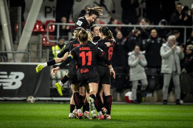 Frauen Fußball-Bundesliga; Bayer 04 Leverkusen - 1. FC Köln, 13.02.2026 Torjubel nach dem 2:0 durch Sofie Zdebel (Bayer 04 Leverkusen, 16); Bayer 04 Leverkusen - 1. FC Köln an Spieltag 18 der Google Pixel Frauen-Bundesliga am 13.02.2026 im Ulrich-Haberland-Stadion in Leverkusen (Nordrhein-Westfalen). DFL REGULATIONS PROHIBIT ANY USE OF PHOTOGRAPHS AS IMAGE SEQUENCES AND OR QUASI-VIDEO. Copyright: xBEAUTIFULxSPORTS AxelxKohringx