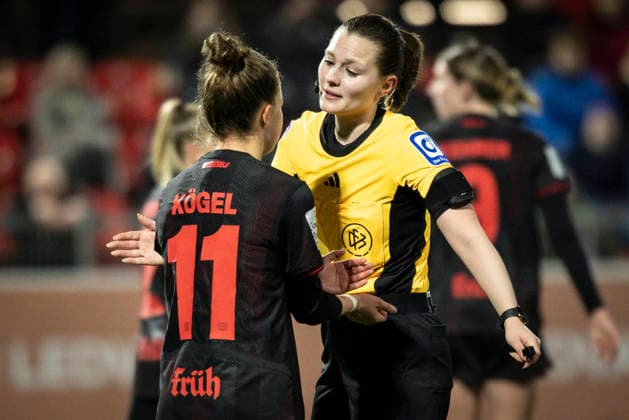 Frauen Fußball-Bundesliga; Bayer 04 Leverkusen - 1. FC Köln, 13.02.2026 Kristin Kögel (Bayer 04 Leverkusen, 11) und Schiedsrichterin Selina Menzel (Stutensee) diskutieren und gestikulieren; Bayer 04 Leverkusen - 1. FC Köln an Spieltag 18 der Google Pixel Frauen-Bundesliga am 13.02.2026 im Ulrich-Haberland-Stadion in Leverkusen (Nordrhein-Westfalen). DFL REGULATIONS PROHIBIT ANY USE OF PHOTOGRAPHS AS IMAGE SEQUENCES AND OR QUASI-VIDEO. Copyright: xBEAUTIFULxSPORTS AxelxKohringx