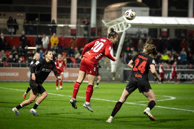 Frauen Fußball-Bundesliga; Bayer 04 Leverkusen - 1. FC Köln, 13.02.2026 Sylwia Matysik (1. FC Köln, 20) klärt per Kopf, ; Bayer 04 Leverkusen - 1. FC Köln an Spieltag 18 der Google Pixel Frauen-Bundesliga am 13.02.2026 im Ulrich-Haberland-Stadion in Leverkusen (Nordrhein-Westfalen). DFL REGULATIONS PROHIBIT ANY USE OF PHOTOGRAPHS AS IMAGE SEQUENCES AND OR QUASI-VIDEO. Copyright: xBEAUTIFULxSPORTS AxelxKohringx