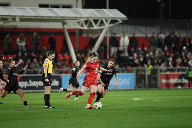 Frauen Fußball-Bundesliga; Bayer 04 Leverkusen - 1. FC Köln, 13.02.2026 Selina Menzel (Stutensee) beobachten den Zweikampf von Adriana Achcinska (1. FC Köln, 9) und ; Bayer 04 Leverkusen - 1. FC Köln an Spieltag 18 der Google Pixel Frauen-Bundesliga am 13.02.2026 im Ulrich-Haberland-Stadion in Leverkusen (Nordrhein-Westfalen). DFL REGULATIONS PROHIBIT ANY USE OF PHOTOGRAPHS AS IMAGE SEQUENCES AND OR QUASI-VIDEO. Copyright: xBEAUTIFULxSPORTS AxelxKohringx
