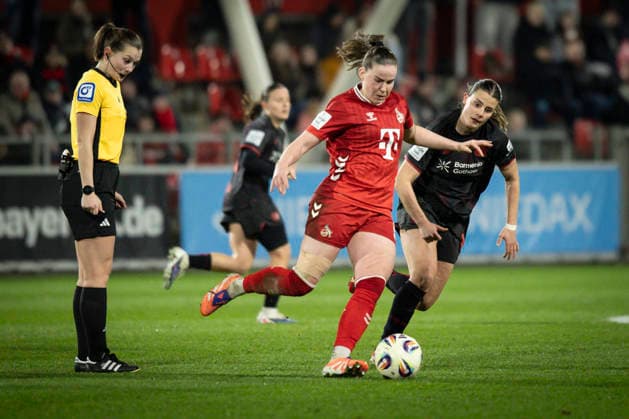 Frauen Fußball-Bundesliga; Bayer 04 Leverkusen - 1. FC Köln, 13.02.2026 Selina Menzel (Stutensee) beobachten den Zweikampf von Adriana Achcinska (1. FC Köln, 9) und ; Bayer 04 Leverkusen - 1. FC Köln an Spieltag 18 der Google Pixel Frauen-Bundesliga am 13.02.2026 im Ulrich-Haberland-Stadion in Leverkusen (Nordrhein-Westfalen). DFL REGULATIONS PROHIBIT ANY USE OF PHOTOGRAPHS AS IMAGE SEQUENCES AND OR QUASI-VIDEO. Copyright: xBEAUTIFULxSPORTS AxelxKohringx